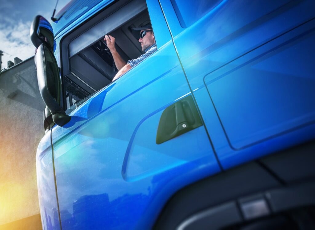 LKW-Fahrer bei Expressfahrt – Sondertransport kurzfristig und 24/7 verfügbar